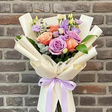 Букет цветов из:  Лизиантусы и Розы в Братске