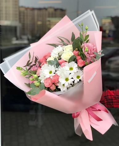 Букет цветов из: Розы, Лизиантусы и Хризантемы в Братске